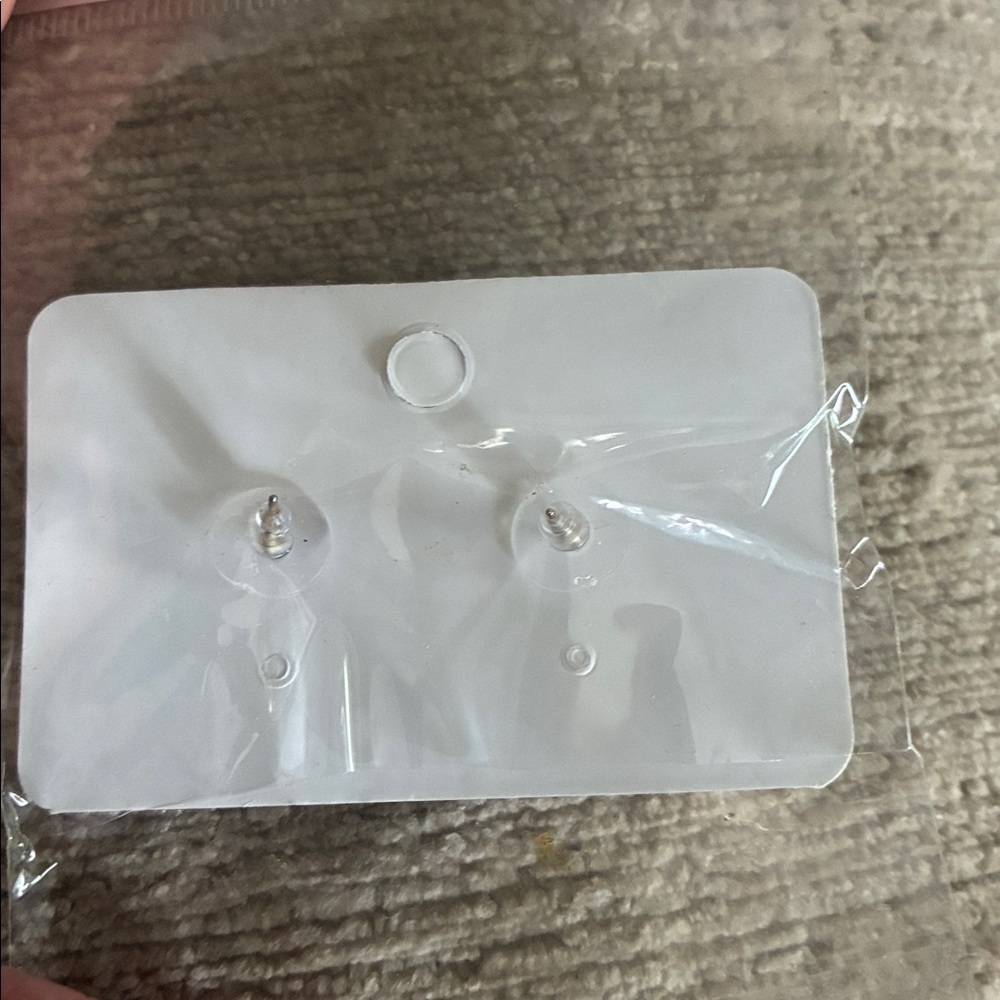 CHANEL Ivory Pearl CC Logo Earrings - Picture 3 of 5
